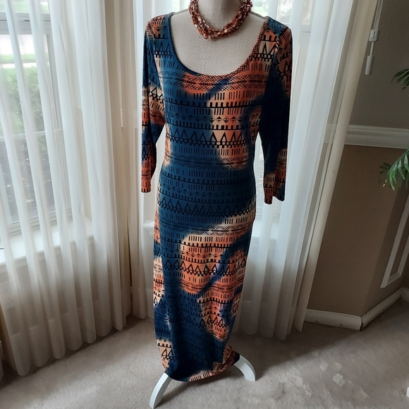 MONROE & MAIN LONG SLEEVE MAXI DRESS - Picture 2 of 4